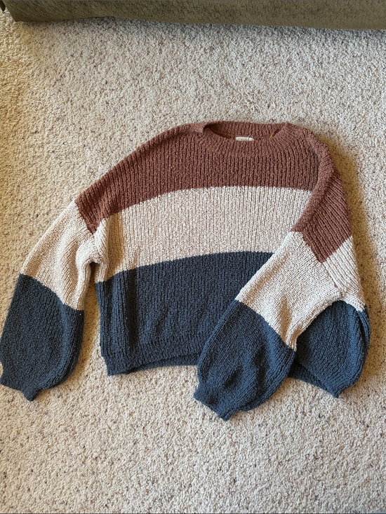 Tops - Cute slightly cropped sweater
